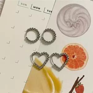 [셀러허브]여자 땡땡이 하이틴 실버 써지컬 하트 귀걸이 (S18886319)