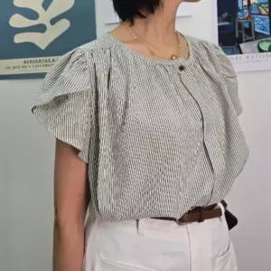 여성 오버핏 단가라 절개 튤립소매 노카라 블라우스