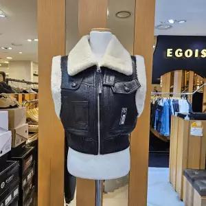 [에고이스트]와이드카라페이크레더크롭무스탕베스트/ER4MV460_BP