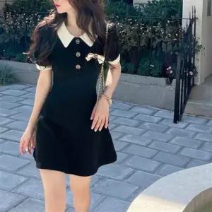 여성 브로치 블랙 카라넥 반팔 플레어 미니 원피스