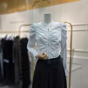 [에고이스트]셔링 포인트 페미닌 볼륨소매 블라우스 EQ4WB961WH_CA