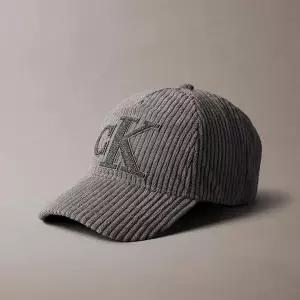 [Calvin Klein]캘빈클라인 모자 남여공용 볼캡 펠트 코듀로이 패치 그레이