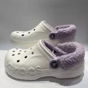 [크록스] 바야 라인드 퍼즈  클로그 206633-577