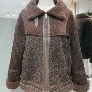 [AK수원점] [르니앤맥코이] MN01MJ702HJY 레오파드 인조 무스탕 쟈켓