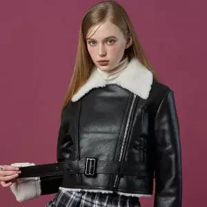 [KOLEAT][벨트탈부착] 겨울 크랙 플리스 유광벨트 크롭 무스탕 [Black_white]