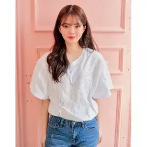 [하프클럽/반에이크]브이 레이스 반팔 티셔츠_OB03TOME11Z