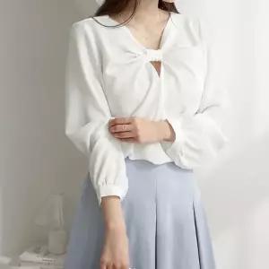 꼬임 브이넥 하늘색 루즈핏 무지 흰블라우스 긴팔셔츠