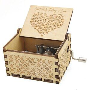 바이킷은 사랑의 나무 음악 상자에 빠지지 않을 수 없다, 사랑의 나무 음악 상자를 위한 앤티크 각인 음악 상자 케이스 - 커플, 남자친구, 여자친구, 남편, 아내를 위한 선물 (WOOD)