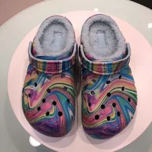 [크록스]바야 라인 프린트 클로그 공용 털샌들 205975-4KV 겨울 털샌들슬리퍼_BP 910613