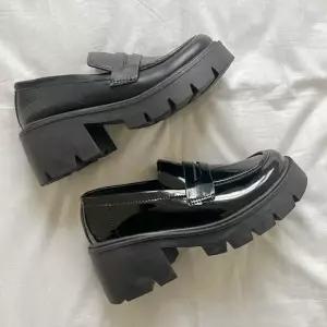 [라일리의류] Rly 여성 굽있는 블랙 에나멜 로퍼 캐주얼 로퍼