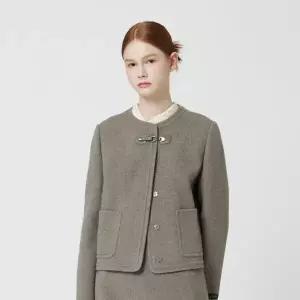 [롯데백화점]씨씨콜렉트 라운드넥 버클 장식 크롭 코트 C254MSG351