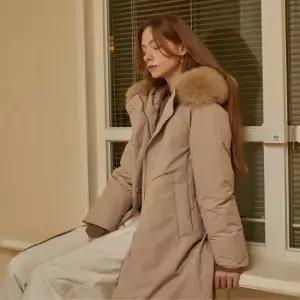 [로안]폭스 후드 벨티드 롱 구스다운