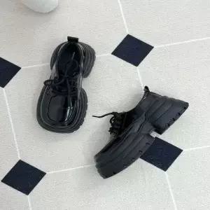 여성 블랙 은은 유광 오버솔 가보시 통굽 로퍼 워커 여성로퍼 여자로퍼 통굽로퍼 옥스포드로퍼 둥근코구두