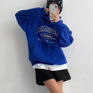 [다잇템] 여자 보온 주머니 필기체 박스 캥거루 파랑후드티 티셔츠_24000129_588872