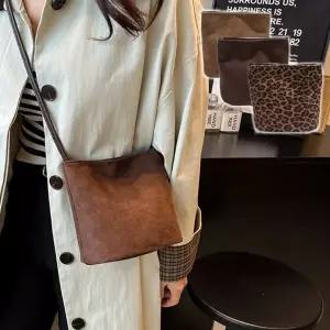 가을 겨울 여성 스웨이드 데이트룩 데일리백 모던스타일 미니 크로스백 (WFK8XOA)