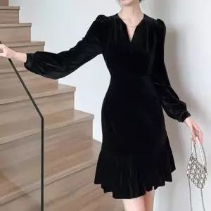 브이넥 진주라인 포인트 벨벳소재 어깨셔링 원피스 WE6B95A