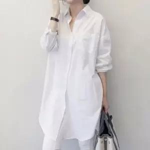 뒷트임 단추 포인트 여성 베이직한 롱셔츠 코디 흰색 WB0643A