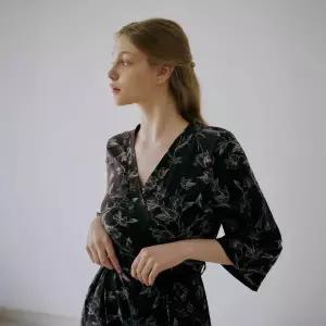 [비너스](강남점)[오르화]25AW 라인드로잉 플라워패턴 나염 여성 롱가운(OGN5955))