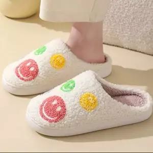 [엄지척]스마일 뽀글이 보온 실내화 사무실 거실 겨울 방한 슬