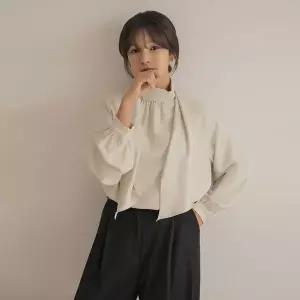 [하프클럽/]마텐 레글런 스카프 셔링 블라우스