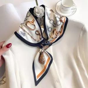 새틴 원단 광택 볼륨 텍스쳐 클래식 끼움 쁘띠 스카프 WEDF8C7