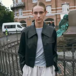 온앤온 비건 레더 크롭 점퍼 NEL4XM202 881028