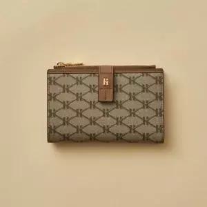 백화점정품 헤지스 여성 지갑 선물 포장 브라운 로고패턴 가죽 중지갑 HIWA5F884W2 헤지스월렛 장지갑 헤지