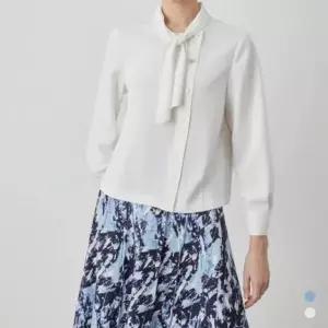 [갤러리아] 올리비아로렌 타이형 크롭 블라우스 VOCNL5S2121