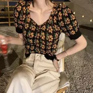 크롭니트 빈티지 브이넥 반팔티셔츠 어깨셔링 플라워