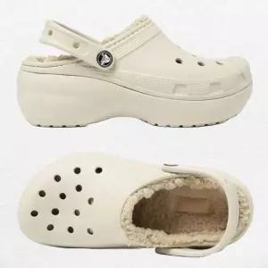 [크록스]여성 클래식 플랫폼 라인드 클로그 207938-2Y2 본 베이지 / 겨울용 겨울슬리퍼 겨울 털