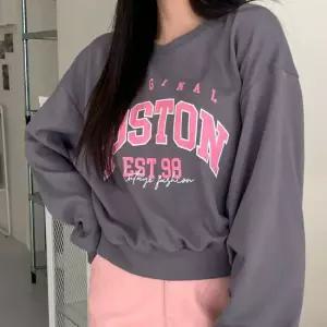 여성 보스턴 크롭 맨투맨 티셔츠 bu24351