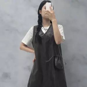 여성 가죽 파우치백 브이넥 민소매 미니 드레스