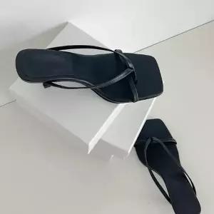 여성 여름 미들힐 슬림 스트랩 쪼리 가죽 뮬 휴가룩