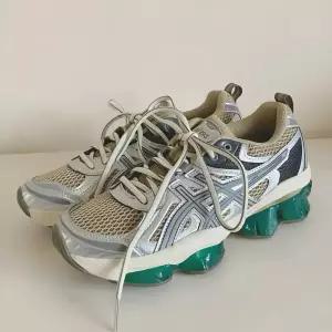 아식스 젤 퀀텀 키네틱 카키 베이지 퓨어 실버 1203A270-252