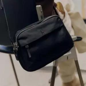 [헤지스](대구신세계)[아이코닉] 나일론 로고 지퍼 크로스백 HJBA5F710BK