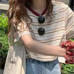 공항 패션 여름 해외 여행 스트라이프 반팔 티셔츠 룩 (WFKKGNV)