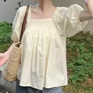 스퀘어넥 벌룬소매 스모크밴딩 반팔블라우스 WFLS28S