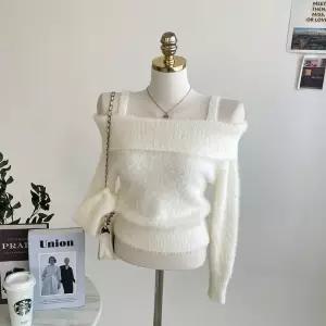 몽실몽실 도톰한 두께감의 부드러운 앙고라 소재의 오프숄더 니트 E076 앙고라오프숄더