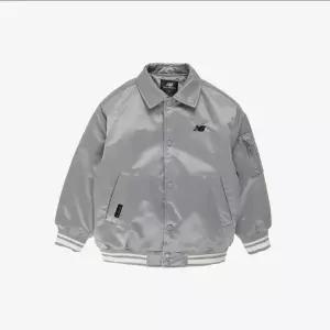 뉴발란스키즈(NB Kids) CLASSIC REMIX 패디드 바시티 점퍼 NK9DG1101U(91)Silver