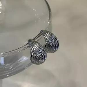 [셀러허브][엠던] 볼드 물방울 바로크 쉘 마들렌 후프 귀걸이 (S31806671)