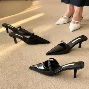 뮬 스틸레토 슬리퍼 심플 버클 스트랩 뾰족코 미들굽 WBDCBAF