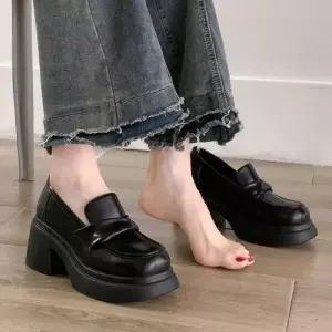베이직 꼬임 스트랩 키높이 통굽 페니로퍼 학생구두 WF6163B