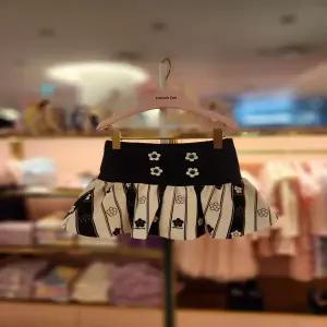 프렌치캣5 화이트블랙꽃스트라이프스커트 (Q61DAS020)