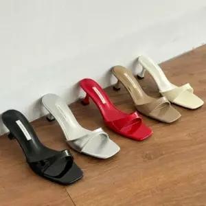 여성 단색 사각코 미들힐 오픈토 뮬 샌들