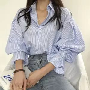 셔츠형 스트라이프 벌룬 소매 프릴 커프스 블라우스 (WFK5UDO)