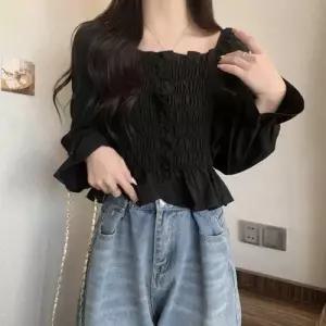 스퀘어넥 스모크밴딩 부분프릴 세미크롭 블라우스 WE6B938