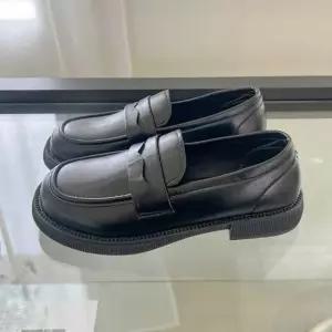 직장인 데일리 출근 심플 블랙 검정 로퍼 단화 코디 (WFKHECU)