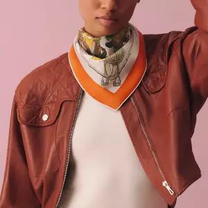 26SS 에르메스 에키프망 슈발 쉬르 엘레강스 스카프 70 H984349S 06 오렌지퀴트