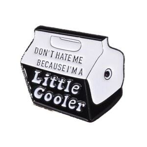 멋진 핀, 귀여운 에나멜 나를 미워하지 마세요. 내가 조금 더 사람이니까요. 핀 사회적으로 어색한 배지 라펠 액세서리 남성 여성용 선물입니다