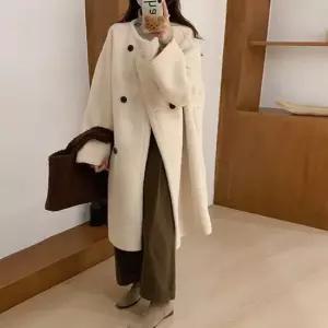 이쁘다 (한정수량시즌오프) 다프네 투버튼 무스탕 코트